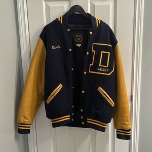 I am selling a Vintage University Bomber jacket. A perfect gift for Christmas!